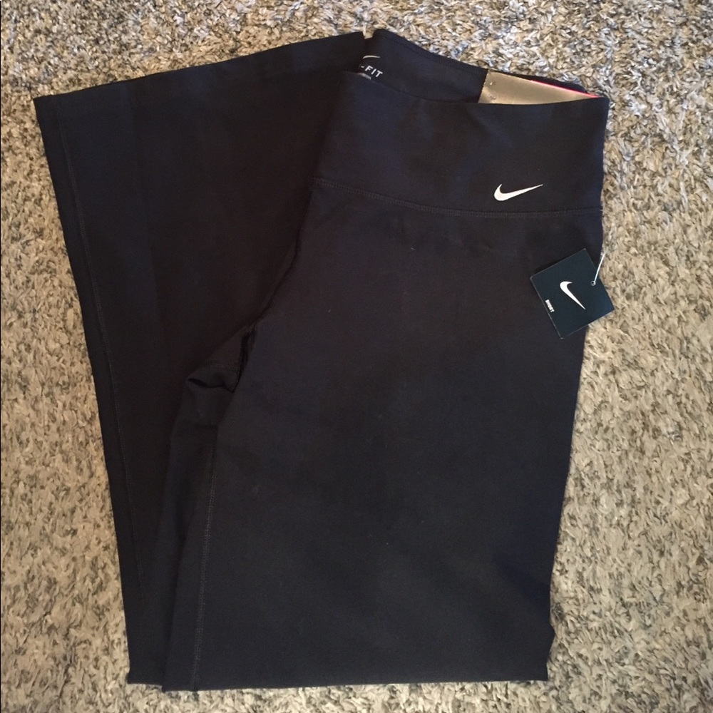Nike Women’s Training pants size Large Short NWT’s